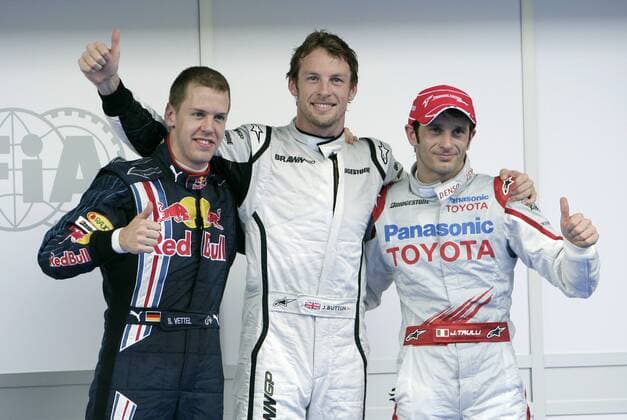 Jenson Button (England Brawn GP, Mitte) bejubelt seine Pole Position in Malaysia mit Sebastian Vettel (Deutschland Red Bull, li.) und Jarno Trulli (Italien Toyota) Motorsport Grand Prix Herren Großer Preis von Malaysia 2009, Formel 1 Weltmeisterschaft, F1, F, GP, WM, Qualifying Gruppe Kuala Lumpur Sepang Freude,