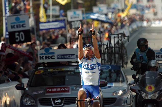 Stijn Devolder (Belgien Quick Step) gewinnt die Flandern Rundfahrt 2009 -  Radsport Herren Flandern Rundfahrt 2009, Flandernrundfahrt, Straßenradsport, Straße, Rad, ProTour Einzelbild Begeisterung, Freude,