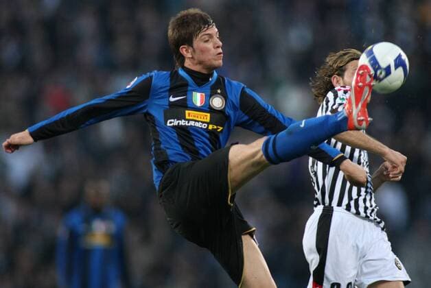Davide Santon (Inter Mailand, li.) gegen Antonio Floro Flores (Udine) -  Fußball Herren Serie A 2008 2009, 1. Italienische Liga, Udinese Calcio - FC Internazionale Mailand 0:1, Gruppe Udine Dynamik,