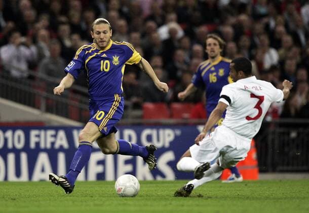 Andriy Voronin (Ukraine, li.) gegen Ashley Cole (England) - EDITORIAL USE ONLY. No use with unauthorised audio, video, data, fixture lists, club league logos or live services. Online in-match use limited to 120 images, no video emulation. No use in betting, games or single club league player publications. Fußball Länderspiel Herren WM Qualifikation 2009, Nationalteam, Nationaltrikot, England - Ukraine 2:1 Gruppe London Dynamik,