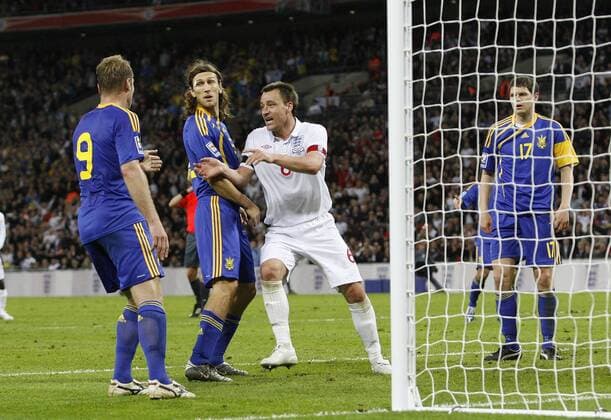 John Terry (England, 3.v.li.) - Torjubel - EDITORIAL USE ONLY. No use with unauthorised audio, video, data, fixture lists, club league logos or live services. Online in-match use limited to 120 images, no video emulation. No use in betting, games or single club league player publications. Fußball Länderspiel Herren WM Qualifikation 2009, Nationalteam, Nationaltrikot, England - Ukraine 2:1 Gruppe London Freude,