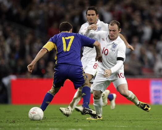 Wayne Rooney (England, re.) gegen Taras Mikhalik (Ukraine) - EDITORIAL USE ONLY. No use with unauthorised audio, video, data, fixture lists, club league logos or live services. Online in-match use limited to 120 images, no video emulation. No use in betting, games or single club league player publications. Fußball Länderspiel Herren WM Qualifikation 2009, Nationalteam, Nationaltrikot, England - Ukraine 2:1 Gruppe London Dynamik,