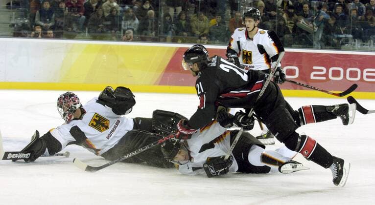 Simon Gagne (Kanada, 2.v.re.) erzielt gegen Torwart Thomas Greiss (li.) und Rob Leask (beide Deutschland) den Treffer zum 3:0 -  (ZUMAt14) Eishockey OS Winter Herren Olympische Spiele Turin 2006, Winterspiele, Nationalteam, Nationaltrikot, Länderspiel, Vdig Gruppe Turin Dynamik,