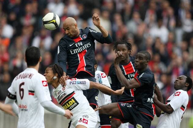 Sammy Traore (Paris St. Germain, 3.v.li.) stützt sich bei Loic Remy (Nizza, 2.v.li.) auf -  (pan30886) Fußball Herren Ligue 1 2008 2009, 1. Französische Liga, Paris St. Germain - OGC Nice 2:1, Nizza, PSG, Vdig Gruppe Paris Dynamik,