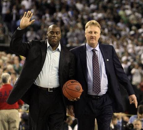Larry Bird (re.) und Earvin Magic Johnson (beide USA) im Vorfeld des 30jährigen Jubiläums des Aufeinandertreffens ihrer ehemaligen Collegevereine - ZUMAf31 Basketball Herren NCAA College League 2008 2009, Collegebasketball, Final Four, Finalrunde Gruppe Detroit