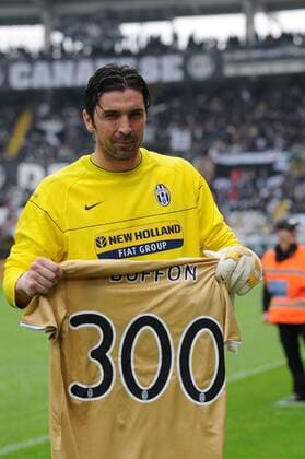 Torwart Gianluigi Buffon (Juventus Turin) trägt zum 300 Mal das Trikot von Juve -  (2009040618492224) Fußball Herren Serie A 2008 2009, 1. Italienische Liga, Juve Einzelbild Turin