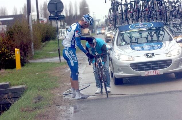 Tom Boonen (Belgien Quick Step, li.) erhält ein neues Fahrrad -  Radsport Herren Gent Wevelgem 2009, Straßenradsport, Straße, Rad Gruppe Gent - Wevelgem