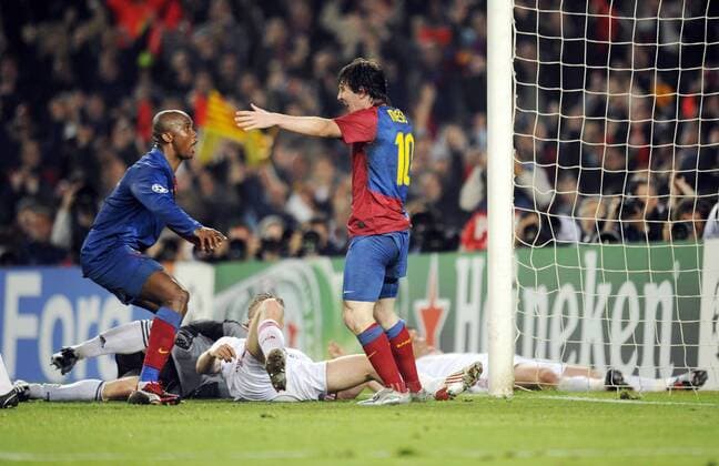 Samuel Etoo (li.) jubelt mit Lionel Messi (beide FC Barcelona) während Bayern Spieler enttäuscht am Boden liegen -  (pan30925) Fußball EC 1 Herren Champions League 2008 2009, FC Barcelona - FC Bayern München 4:0, Barca, Vdig Gruppe Barcelona Freude,