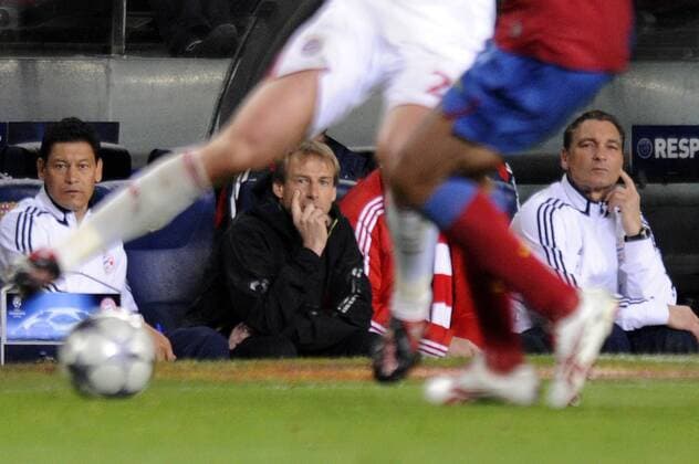 Trainer Jürgen Klinsmann (Bayern, Mitte) betrachtet das Geschehen auf dem Platz Fußball EC 1 Herren Champions League 2008 2009, FC Barcelona - FC Bayern München 4:0, Barca Gruppe Barcelona