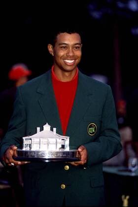 Sieger Tiger Woods (USA) mit Trophäe bei der Siegerehrung des Masters Tournament 1997 - (Icon5020226) Golf Herren Masters Tournament 1997, PGA Tour Einzelbild Augusta Freude, EDITORIAL USE ONLY