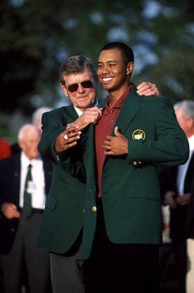 Sieger Tiger Woods (USA) bekommt bei der Siegerehrung des Masters Tournament 2002 von Chairman Hootie Johnson (USA) das grüne Jackett übergestreift - (Icon6020974) Golf Herren Masters Tournament 2002, PGA Tour Gruppe Augusta Freude, EDITORIAL USE ONLY