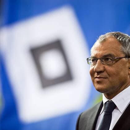 Trainer Felix Magath (Wolfsburg) vor einem HSV Logo Fußball EC 3 Herren UEFA Cup 2008 2009, Pokal, Europapokal, VfL Wolfsburg, Hamburger SV Einzelbild Hamburg