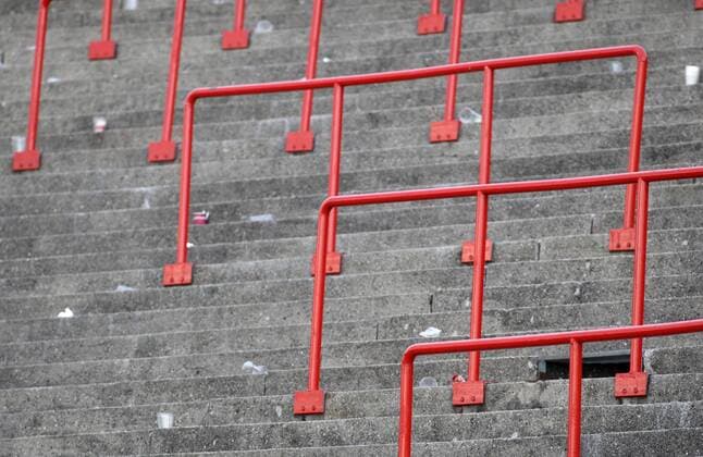 Fußball, Stadiongeschichte FC Augsburg Rote Wellenbrecher in einem Stehplatzblock im Rosenaustadion, Heimspielstätte des FC Augsburg Fußball 2. BL Herren Saison 2008 2009, FC Augsburg, Stadion, Fußballstadion, innen, Innenansicht, Reportage Gruppe Rosenaustadion Augsburg