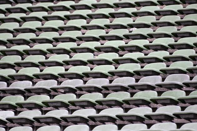 Fußball, Stadiongeschichte FC Augsburg Sitzplatztribüne im Rosenaustadion, Heimspielstätte des FC Augsburg Fußball 2. BL Herren Saison 2008 2009, FC Augsburg, Stadion, Fußballstadion, innen, Innenansicht, Reportage Totale Rosenaustadion Augsburg Leere,