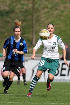 Sonja Fuss (Duisburg, re.) gegen Shelley Thompson (Wolfsburg) Fußball 1. BL Damen DFB Pokal 2008 2009, Pokalspiel, Halbfinale, Frauen, Frauenfußball Gruppe Duisburg Dynamik,