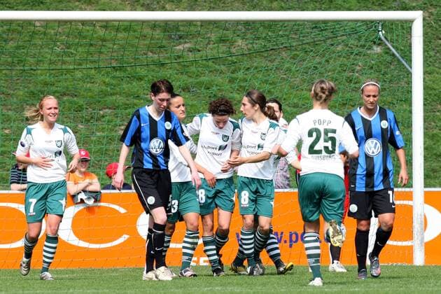 Torjubel Duisburg - Torschützin Femke Maes (Mitte) läßt sich feiern Fußball 1. BL Damen DFB Pokal 2008 2009, Pokalspiel, Halbfinale, Frauen, Frauenfußball Gruppe Duisburg Freude,