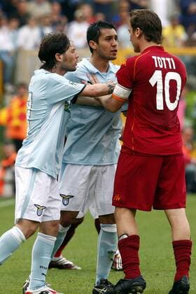 Matuzalem (Mitte) und Pasquale Foggia (beide Lazio Rom) im Streit mit Francesco Totti (AS Rom) -  Fußball Herren Serie A 2008 2009, 1. Italienische Liga, Lazio Rom - AS Roma 4:2 Gruppe Derby, Lokalderby, Ortsderby, Stadtderby Rom Spannung,