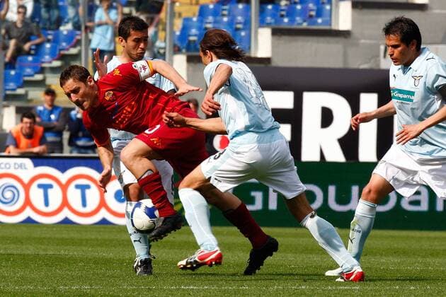Francesco Totti (AS Rom, Mitte) gegen Matuzalem (Lazio Rom, hi.) -  Fußball Herren Serie A 2008 2009, 1. Italienische Liga, Lazio Rom - AS Roma 4:2 Gruppe Derby, Lokalderby, Ortsderby, Stadtderby Rom Dynamik,