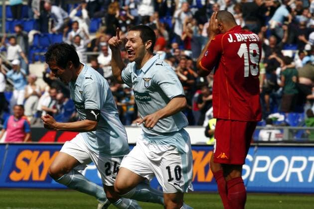 Mauro Zarate (Lazio Rom, vorn) - Torjubel -  Fußball Herren Serie A 2008 2009, 1. Italienische Liga, Lazio Rom - AS Roma 4:2 Gruppe Derby, Lokalderby, Ortsderby, Stadtderby Rom Freude,