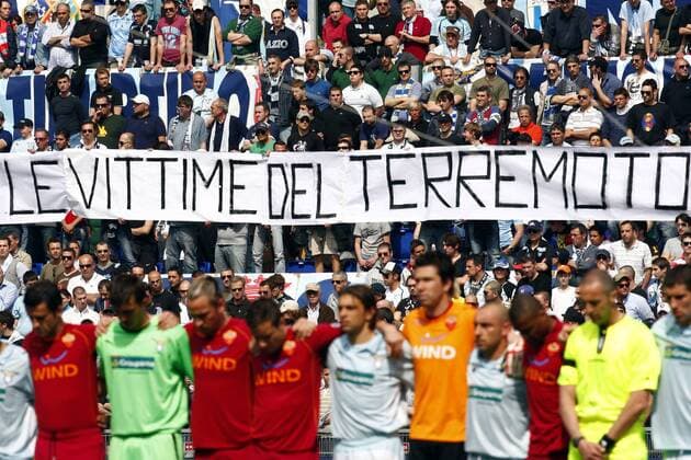 Banner auf der Tribüne, vorn gedenken Spieler von Lazio (hellblau) und AS Rom gemeinsam den Opfern des Erdbebens in den Abruzzen -  Fußball Herren Serie A 2008 2009, 1. Italienische Liga, Lazio Rom - AS Roma 4:2 Totale Derby, Lokalderby, Ortsderby, Stadtderby Rom Ruhe,