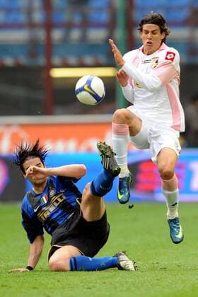 Cristian Chivu (Inter Mailand, li.) gegen Edinson Cavani (Palermo) -  Fußball Herren Serie A 2008 2009, 1. Italienische Liga, FC Internazionale Mailand - US Palermo 2:2, Inter Gruppe Mailand Dynamik, Kampf,