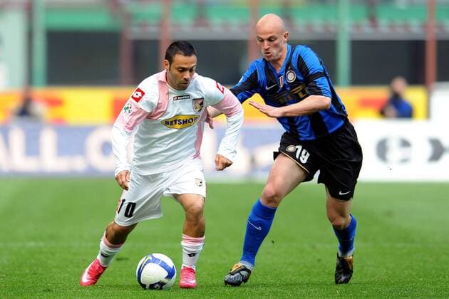 Fabrizio Miccoli (Palermo, li.) gegen Esteban Cambiasso (Inter Mailand) -  Fußball Herren Serie A 2008 2009, 1. Italienische Liga, FC Internazionale Mailand - US Palermo 2:2, Inter Gruppe Mailand Dynamik,