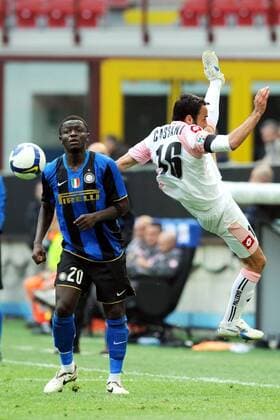 Mattia Cassani (Palermo, re.) gegen Sulley Ali Muntari (Inter Mailand) -  Fußball Herren Serie A 2008 2009, 1. Italienische Liga, FC Internazionale Mailand - US Palermo 2:2, Inter Gruppe Mailand Dynamik,