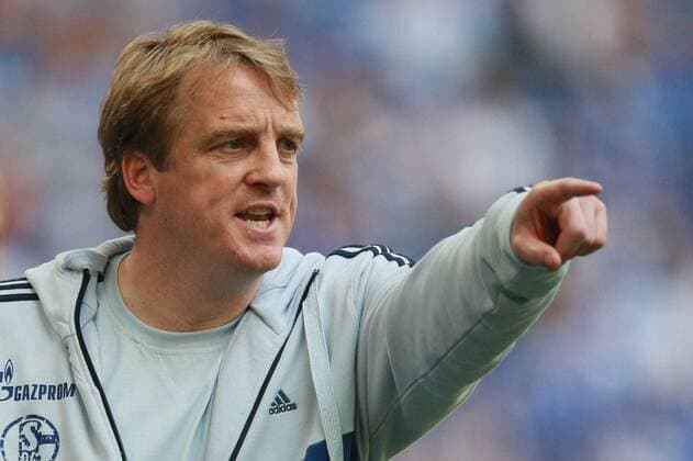 Trainer Mike Büskens (Schalke) gibt Anweisungen Fußball 1. BL Herren Saison 2008 2009, FC Schalke 04 Einzelbild Gelsenkirchen