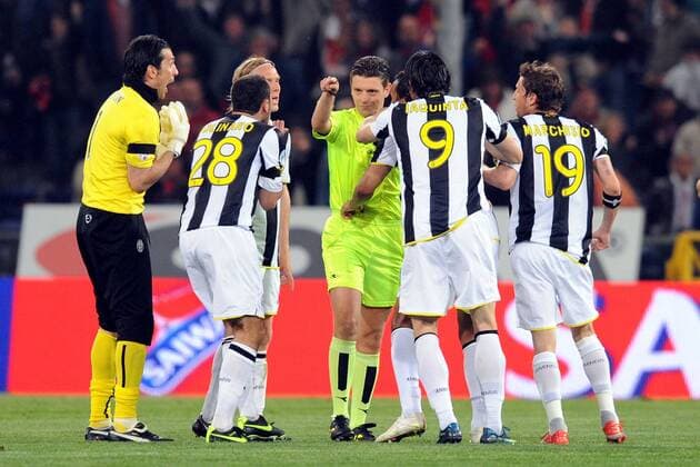 Spieler von Juventus Turin reklamieren gegenüber Schiedsrichter Gianluca Rocchi -  Fußball Herren Serie A 2008 2009, 1. Italienische Liga, Juve Gruppe Genua Spannung,