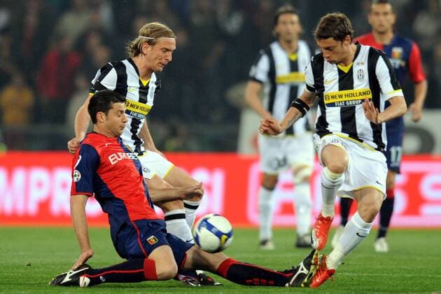 Thiago Motta (Genoa CFC, vorn) gegen Claudio Marchisio (re.) und Christian Poulsen (beide Juventus Turin) -  Fußball Herren Serie A 2008 2009, 1. Italienische Liga, FC Genua 1893 - Juve 3:2 Gruppe Genua Dynamik, Kampf,