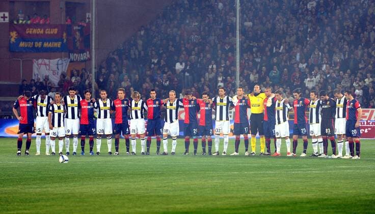 Spieler von Genoa CFC und Juventus Turin gedenken der Erdbebenopfer -  Fußball Herren Serie A 2008 2009, 1. Italienische Liga, FC Genua 1893 - Juve 3:2 Totale Genua Kameradschaft