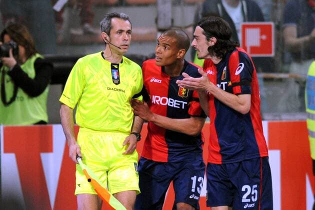 Matteo Ferrari (Mitte) und Giuseppe Biava (beide Genoa CFC) reklamieren gegenüber dem Linienrichter -  Fußball Herren Serie A 2008 2009, 1. Italienische Liga, FC Genua 1893 Gruppe Genua Spannung,