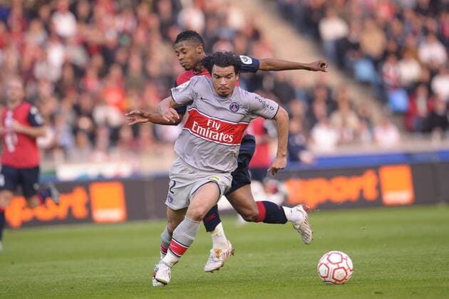 Ceara (Paris St. Germain, vorn) gegen Michel Bastos (Lille) -  Fußball Herren Ligue 1 2008 2009, 1. Französische Liga, OSC Lille - Paris St. Germain 0:0, PSG Gruppe Lille Dynamik,