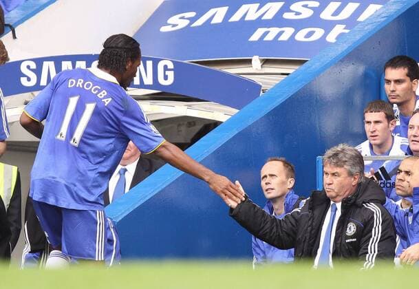 Guus Hiddink, 75. Geburtstag am 8. November Trainer Guus Hiddink klatscht mit Didier Drogba (beide Chelsea) ab -  Fußball Herren English Premier League 2008 2009, 1. Englische Liga, FC Chelsea London Gruppe London