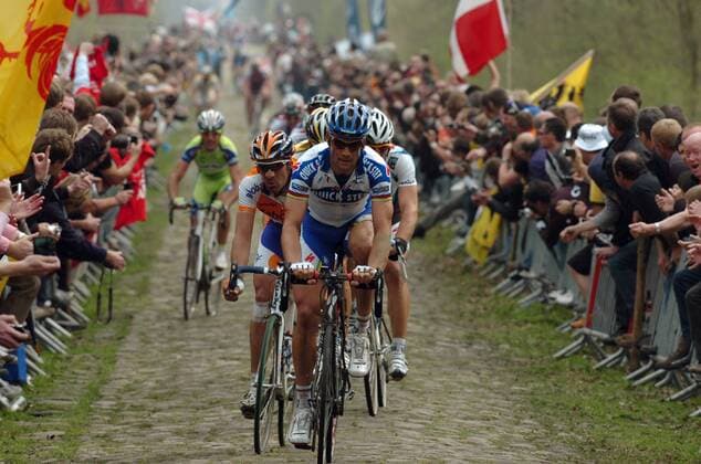 Tom Boonen (Belgien Quick Step, vorn) quält sich auf den für Paris Roubaix typischen Landstraßen -  Radsport Herren Paris Roubaix 2009, Straßenradsport, Straße, Rad Gruppe Arenberg