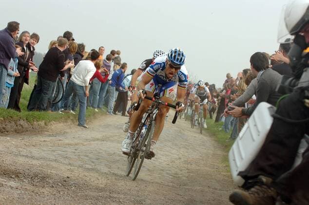 Tom Boonen (Belgien Quick Step, vorn) quält sich auf den für Paris Roubaix typischen Landstraßen -  Radsport Herren Paris Roubaix 2009, Straßenradsport, Straße, Rad Gruppe Arenberg