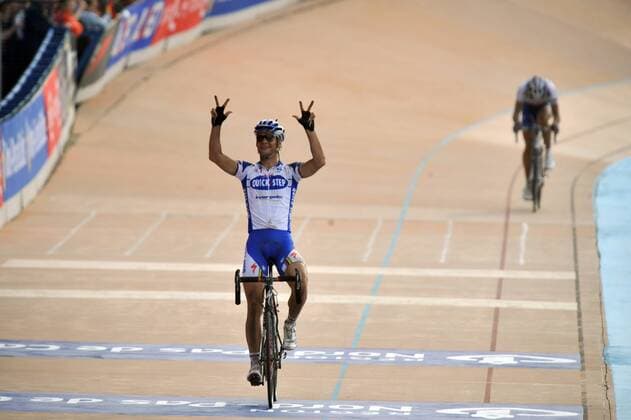 Tom Boonen (Belgien Quick Step, vorn) gewinnt Paris Roubaix 2009 -  Radsport Herren Paris Roubaix 2009, Straßenradsport, Straße, Rad Einzelbild Velodrom Roubaix Freude,