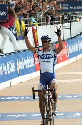 Tom Boonen (Belgien Quick Step) gewinnt Paris Roubaix 2009, sein insgesamt sechster Triumph -  Radsport Herren Paris Roubaix 2009, Straßenradsport, Straße, Rad Einzelbild Velodrom Roubaix Freude,