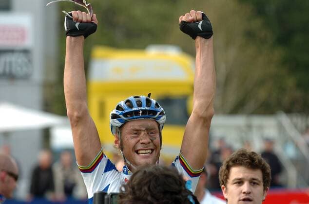 Tom Boonen (Belgien Quick Step) gewinnt Paris Roubaix 2009 -  Radsport Herren Paris Roubaix 2009, Straßenradsport, Straße, Rad Einzelbild Roubaix Freude,