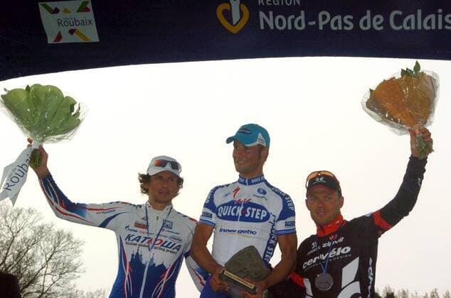 Siegerehrung Paris Roubaix 2009, v.li.: Zweiter Filippo Pozzato (Italien Katusha), Sieger Tom Boonen (Belgien Quick Step) und Dritter Thor Hushovd (Norwegen Cervelo Test Team) -  Radsport Herren Paris Roubaix 2009, Straßenradsport, Straße, Rad Gruppe Roubaix Freude,