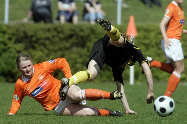 Susanne Kasperczyk (Essen, li.) gegen Karolin Thomas (FFC Frankfurt) Fußball 1. BL Damen Saison 2008 2009, Frauen, Frauenfußball, 1. FFC Frankfurt - SG Essen-Schönebeck 2:2 Gruppe Frankfurt M. Dynamik, Kampf,