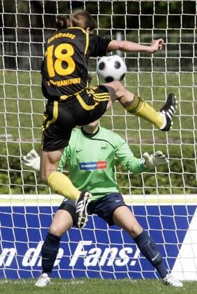 Torfrau Lisa Weiss (Essen) gegen Kerstin Garefrekes (FFC Frankfurt) Fußball 1. BL Damen Saison 2008 2009, Frauen, Frauenfußball, 1. FFC Frankfurt - SG Essen-Schönebeck 2:2 Gruppe Frankfurt M. Dynamik,