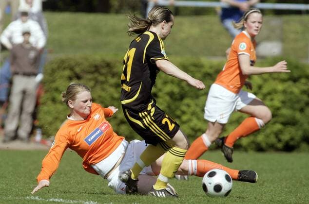 Susanne Kasperczyk (Essen, li.) gegen Karolin Thomas (FFC Frankfurt) Fußball 1. BL Damen Saison 2008 2009, Frauen, Frauenfußball, 1. FFC Frankfurt - SG Essen-Schönebeck 2:2 Gruppe Frankfurt M. Dynamik, Kampf,