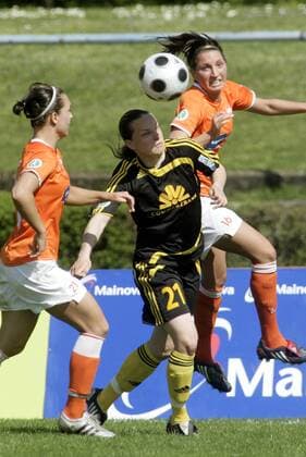 Karolin Thomas (FFC Frankfurt, Mitte) gegen Francesca Weber (li.) und Deniz Özer (beide Essen) Fußball 1. BL Damen Saison 2008 2009, Frauen, Frauenfußball, 1. FFC Frankfurt - SG Essen Schönebeck 2:2 Gruppe Frankfurt M. Dynamik,