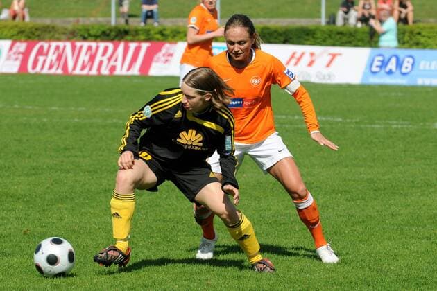 Petra Wimbersky (FFC Frankfurt, li.) gegen Melanie Hoffmann (Essen) Fußball 1. BL Damen Saison 2008 2009, Frauen, Frauenfußball, 1. FFC Frankfurt - SG Essen Schönebeck 2:2 Gruppe Frankfurt M.