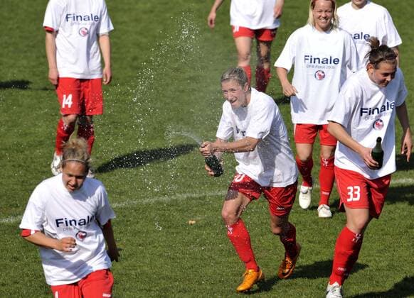 Bianca Schmidt (Mitte), Carolin Schiewe (re.) und Babett Peter (alle Potsdam) - Schlussjubel Fußball Damen DFB Pokal 2008 2009, Frauen, Frauenfußball, Pokalspiel, Halbfinale, 1. FFC Turbine Potsdam Gruppe Potsdam Freude,