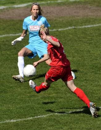 Anja Mittag (Potsdam, vorn) gegen Torfrau Lena Hohlfeld (Wattenscheid) Fußball Damen DFB Pokal 2008 2009, Frauen Frauenfußball Pokalspiel 1. FFC Turbine Potsdam - SG Wattenscheid 09 3:0 Gruppe Potsdam Dynamik,