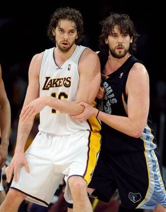 Pau Gasol (Los Angeles Lakers, li.) gegen Marc Gasol (Memphis Grizzlies) -  (LAP2009041217) Basketball Herren NBA 2008 2009, Los Angeles Lakers - Memphis Grizzlies Gruppe Los Angeles, LA, L A Dynamik,