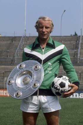Fußball, Borussia Mönchengladbach, Deutscher Meister 1976 Berti Vogts (Gladbach) präsentiert die Meisterschale für den Gewinn der Meisterschaft 1975 1976 Fußball 1. BL Herren Saison 1975 1976, Borussia Mönchengladbach, Fotoshooting, Präsentation, Pressetermin, Einzelbild Mönchengladbach Freude,
