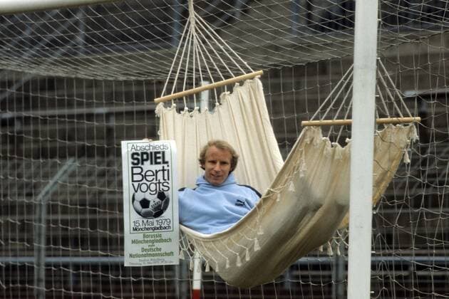 Berti Vogts (Gladbach) liegt auf einer Hängematte im Tor - Nach dem angekündigten Abschiedsspiel wird er genug Zeit für Müßiggang haben Fußball 1. BL Herren Vorschau Berti Vogts Abschiedsspiel 1979, Abschied, Karriereende, Karriere Ende, Einzelbild Mönchengladbach
